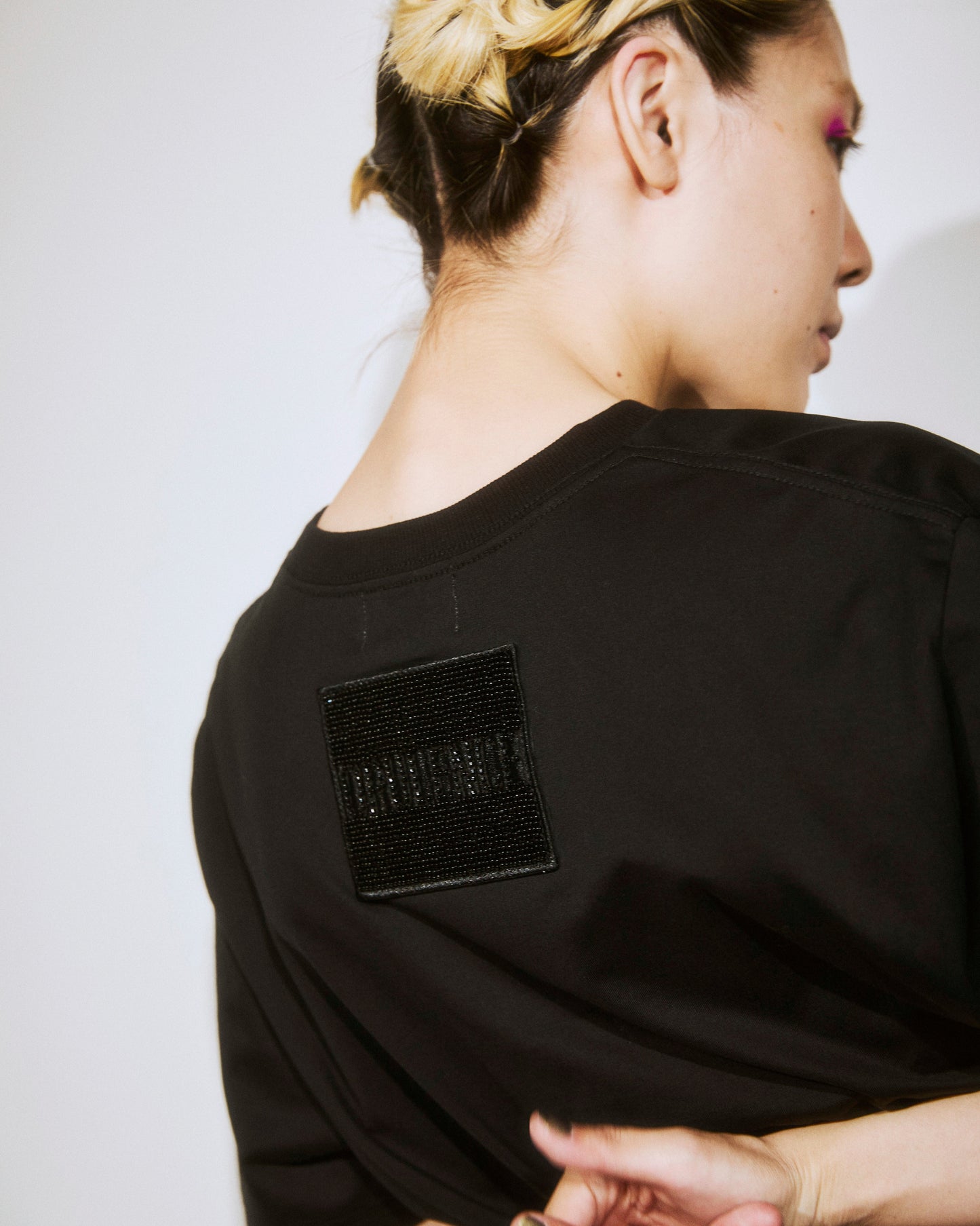 ビーズロゴTシャツ